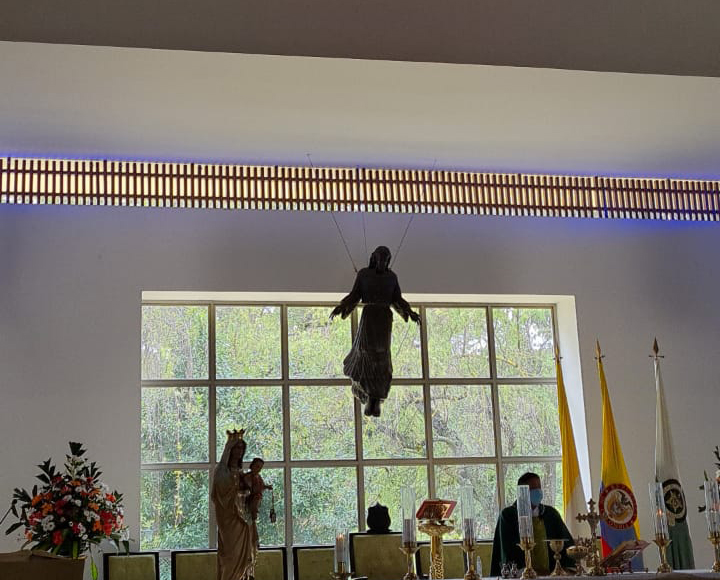 Sacerdote oficiando la Sagrada Eucaristía en homenaje al ESMAD